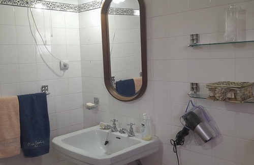 Esmoriz Villa | Cozy Yellow House 10m from the beach