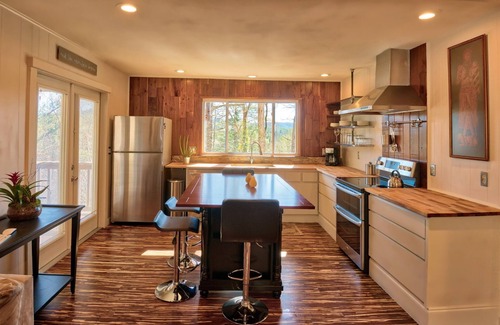 Mirror Lake Cottage | Cozy Yet Modern Cottage. Pet Friendly. 1.3 Miles to Town. Mountain Views.