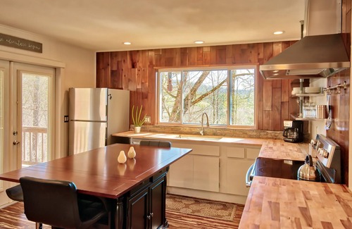 Mirror Lake Cottage | Cozy Yet Modern Cottage. Pet Friendly. 1.3 Miles to Town. Mountain Views.