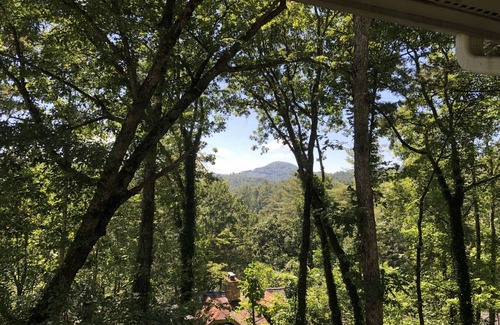 Mirror Lake Cottage | Cozy Yet Modern Cottage. Pet Friendly. 1.3 Miles to Town. Mountain Views.