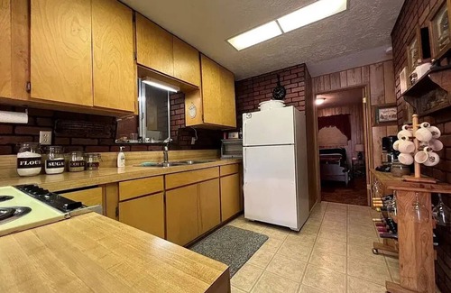 Mariposa Cabin | Cozy Yosemite Wood Cabin: A Serene Retreat in Nature! Pet Friendly with WiFi