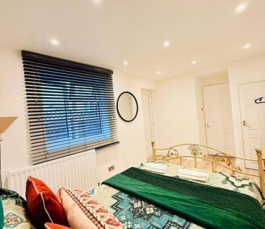 Southwark Apartment | Cozystays Refurbed Modern Apartment Private Garden Free Parking