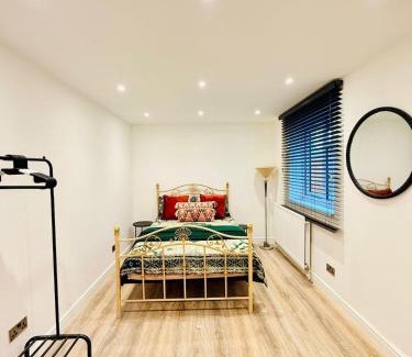 Southwark Apartment | Cozystays Refurbed Modern Apartment Private Garden Free Parking