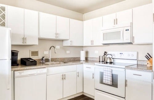 Old Louisville Apartment | Cozysuites 800 Tower 1BR w sky Pool gym 14