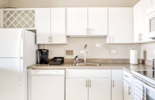 Old Louisville Apartment | Cozysuites 800 Tower 1BR w sky Pool gym 14