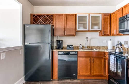 Old Louisville Apartment | Cozysuites 800 Tower 2BR w sky Pool gym 27
