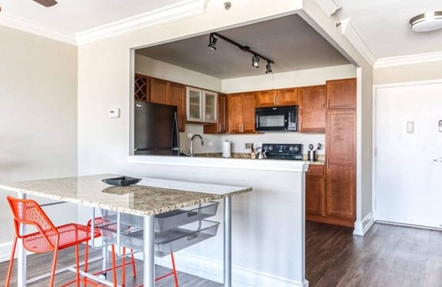 Old Louisville Apartment | Cozysuites 800 Tower 2BR w sky Pool gym 27