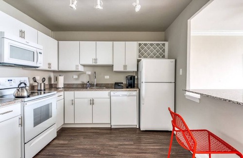 Old Louisville Apartment | Cozysuites 800 Tower 1BR w sky Pool gym 12