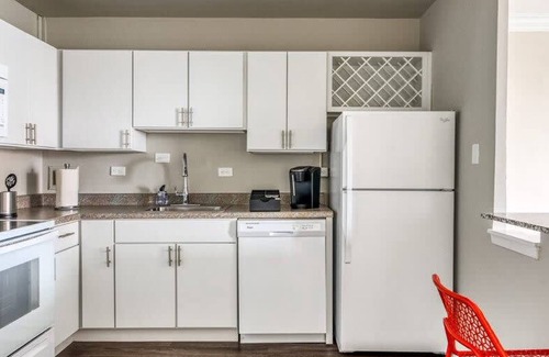 Old Louisville Apartment | Cozysuites 800 Tower 1BR w sky Pool gym 12