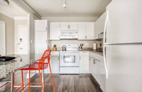 Old Louisville Apartment | Cozysuites 800 Tower 1BR w sky Pool gym 17
