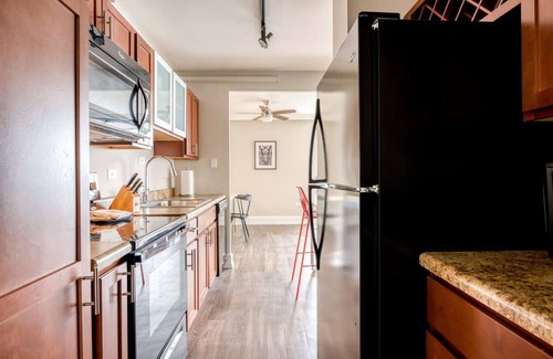 Old Louisville Apartment | Cozysuites 800 Tower 1BR w sky Pool gym 24