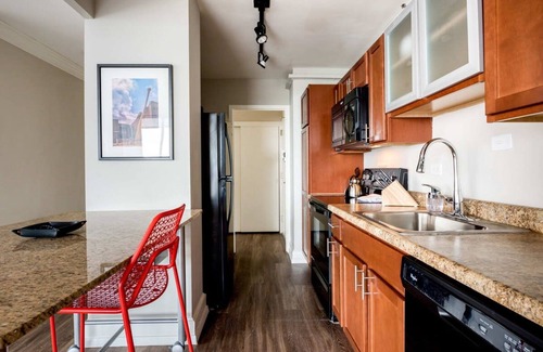 Old Louisville Apartment | Cozysuites 800 Tower 1BR w sky Pool gym 24