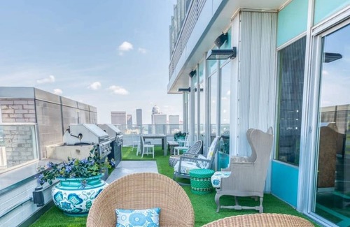 Old Louisville Apartment | Cozysuites 800 Tower 1BR w sky Pool gym 24
