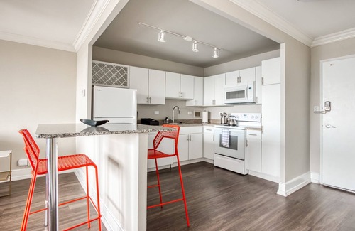 Old Louisville Apartment | Cozysuites 800 Tower 1BR w sky Pool gym 02