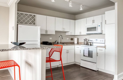 Old Louisville Apartment | Cozysuites 800 Tower 1BR w sky Pool gym 02