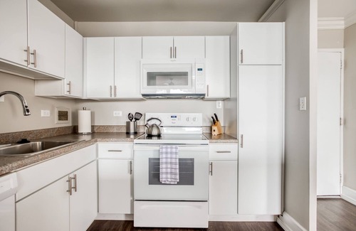 Old Louisville Apartment | Cozysuites 800 Tower 1BR w sky Pool gym 02