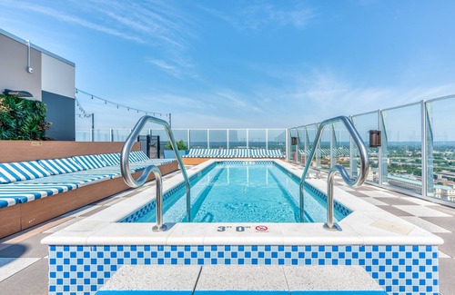 Old Louisville Apartment | Cozysuites 800 Tower 1BR w sky Pool gym 02