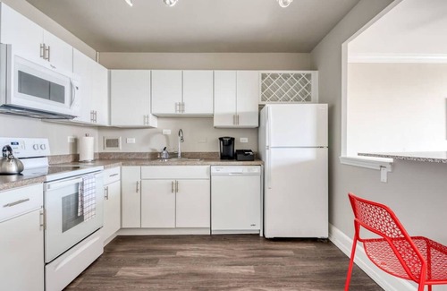 Old Louisville Apartment | Cozysuites 800 Tower 1BR w sky Pool gym 15