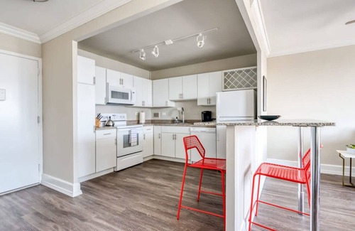 Old Louisville Apartment | Cozysuites 800 Tower 1BR w sky Pool gym 15