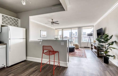 Old Louisville Apartment | Cozysuites 800 Tower 1BR w sky Pool gym 15