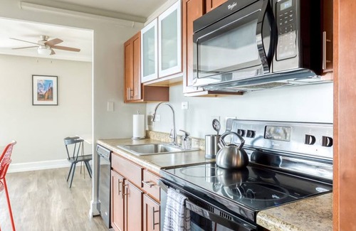 Old Louisville Apartment | Cozysuites 800 Tower 1BR w sky Pool gym 10
