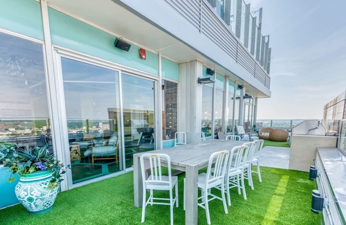 Old Louisville Apartment | Cozysuites 800 Tower 1BR w sky Pool gym 10