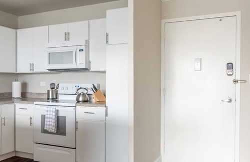 Old Louisville Apartment | Cozysuites 800 Tower 1BR w sky Pool gym 16