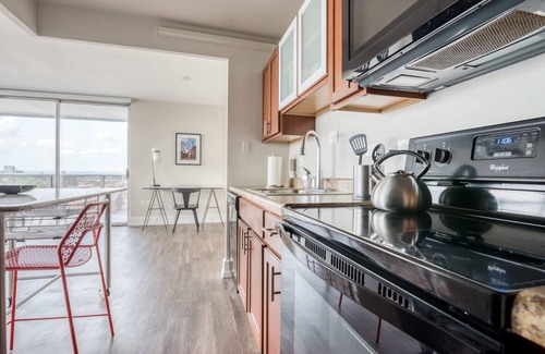 Old Louisville Apartment | Cozysuites 800 Tower 1BR w sky Pool gym 08