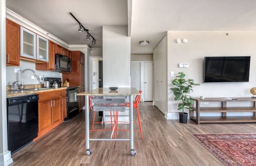 Old Louisville Apartment | Cozysuites 800 Tower 1BR w sky Pool gym 08
