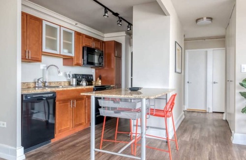 Old Louisville Apartment | Cozysuites 800 Tower 1BR w sky Pool gym 08