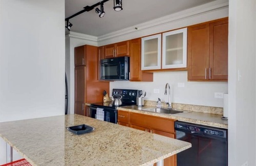 Old Louisville Apartment | Cozysuites 800 Tower 1BR w sky Pool gym 09