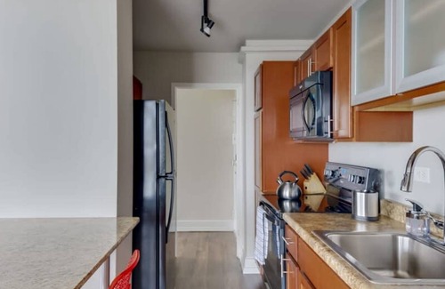 Old Louisville Apartment | Cozysuites 800 Tower 1BR w sky Pool gym 09