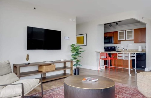 Old Louisville Apartment | Cozysuites 800 Tower 1BR w sky Pool gym 09