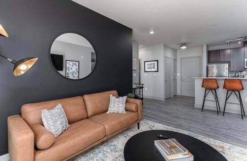 Central Business District Apartment | CozySuites at the Banks gym, pool 03