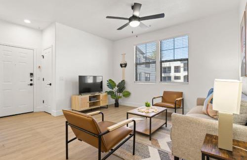 Glendale Sports and Entertainment District Apartment | CozySuites Glendale by the stadium with pool 13