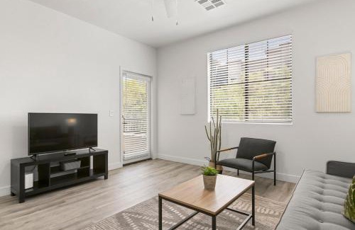 Glendale Sports and Entertainment District Apartment | CozySuites Glendale by the stadium with pool 14