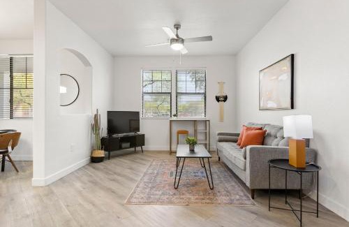 Glendale Sports and Entertainment District Apartment | CozySuites Glendale by the stadium with pool 17