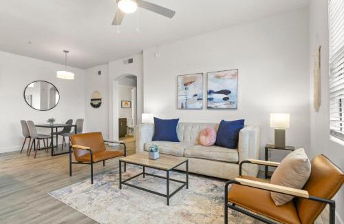 Glendale Sports and Entertainment District Apartment | CozySuites Glendale by the stadium w pool! 11