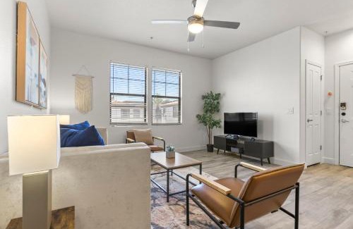 Glendale Sports and Entertainment District Apartment | CozySuites Glendale by the stadium w pool! 11