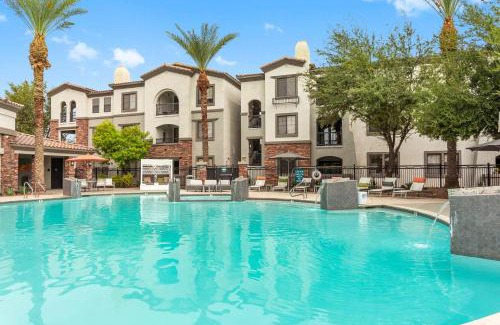 Glendale Sports and Entertainment District Apartment | CozySuites Glendale by the stadium w pool 27
