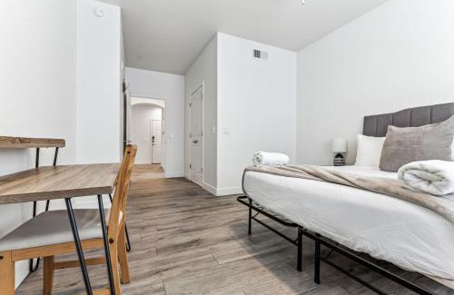 Glendale Sports and Entertainment District Apartment | CozySuites Glendale by the stadium w pool 27
