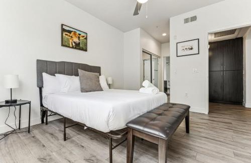 Glendale Sports and Entertainment District Apartment | CozySuites Glendale by the stadium w pool 27