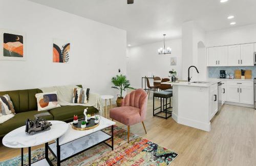Glendale Sports and Entertainment District Apartment | CozySuites Glendale by the stadium with pool 06