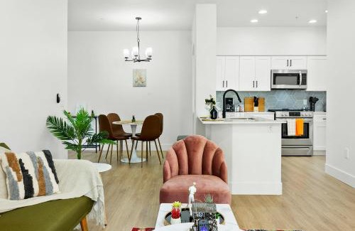 Glendale Sports and Entertainment District Apartment | CozySuites Glendale by the stadium with pool 06