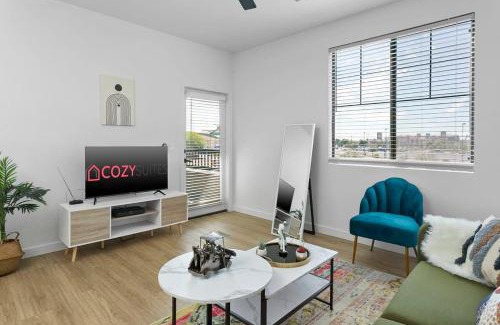 Glendale Sports and Entertainment District Apartment | CozySuites Glendale by the stadium w pool 09