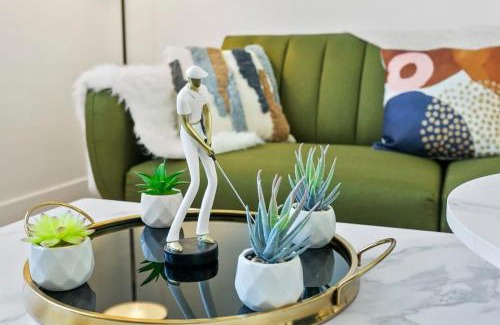 Glendale Sports and Entertainment District Apartment | CozySuites Glendale by the stadium w pool 09