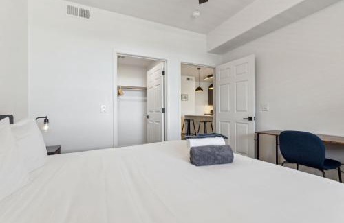 Glendale Sports and Entertainment District Apartment | CozySuites Glendale - Westgate with pool 05