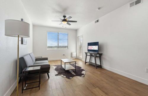 Glendale Sports and Entertainment District Apartment | CozySuites Glendale - Westgate with pool 05