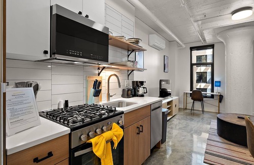 Warehouse District Apartment | CozySuites - Hall Lofts