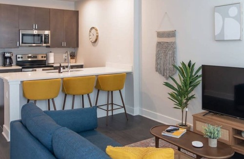 Central Business District Apartment | Cozysuites l Dream SDO in Downtown Cincinnati